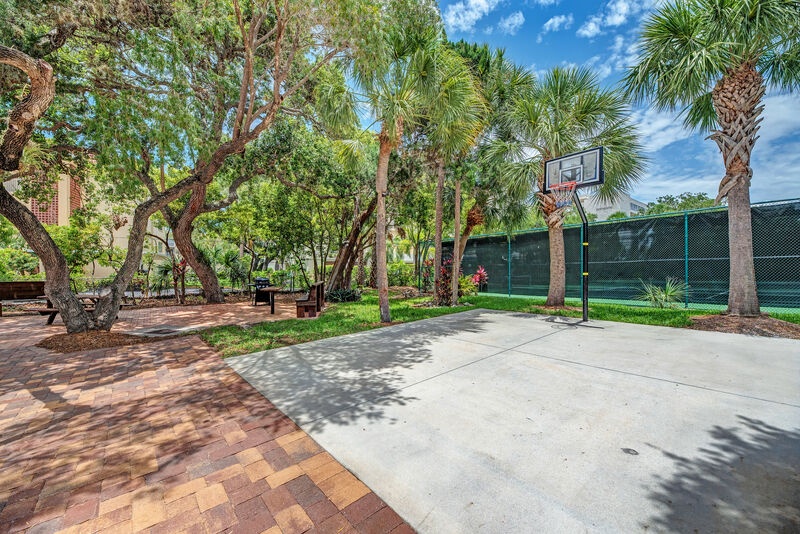 PHOTO - Basketball court