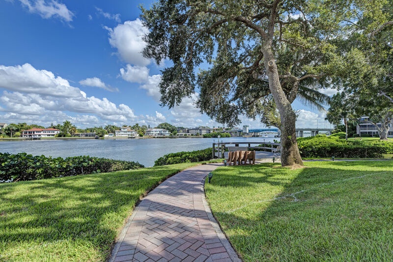PHOTO - View of bay from walking path